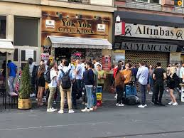 Es gelten wie überall bis zum zimmer die abstandsregeln. Zdf Reportage Bahnhofsviertel Frankfurt Rotlicht Drogen Und Prosecco
