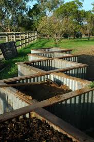 Idee Fur Ein Hochbeet Permakultur Garten Hochbeet Garten Gartengestaltung