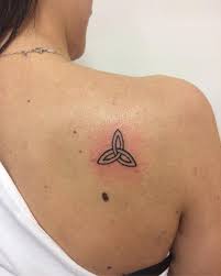 Tattoo Familie Diese Symbole Und Motive Drucken Zugehorigkeit Aus Tattoo Familie Symbolische Familien Tattoos Keltisches Tattoo