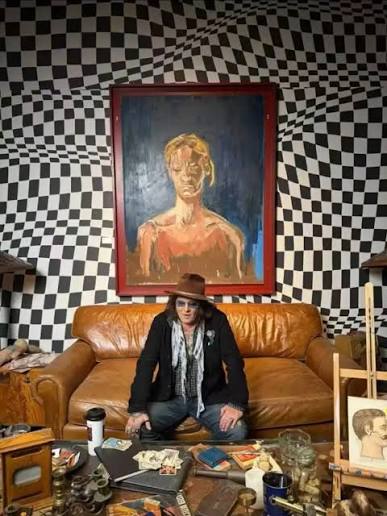 Johnny Depp em sua exposi&ccedil;&atilde;o "A Bunch of Stuff Presents Figures of the  Fringe" em Shanghai 📸 #JohnnyDepp