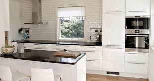 Plan De Travail Cuisine 50 Idees De Materiaux Et Couleurs Cuisine Blanche Et Moderne Avec Ca Kitchen Design Modern Kitchen Design Home Kitchens