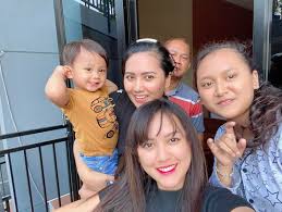 Home > lifestyle & entertainment > biodata happy asmara: Terekspos 10 Kedekatan Happy Asmara Dan Mama Bak Adik Kakak