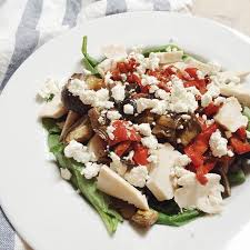 P A U L I N E On Instagram Maxi Salade Inspiration Mediterraneenne Pousses D Epinards Poivrons Et Aubergines Grilles Blanc De Poule Salad Cobb Salad Food