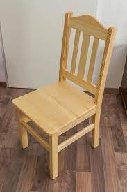 Der stuhl mit einer komfortablen sitzfläche und bequemen lehne ist die perfekte sitzgelegenheit. Kiefer Stuhl Massiv