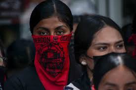 Como cada 26 de mes, padres y madres de #Ayotzinapa marcharon del Ángel de  la Independencia al Hemiciclo a Juárez donde exigieron la localización con  vida de sus hijos.