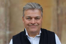 Earl of Carnarvon, Queen Elizabeth II's godson, praises 'excellent' King  Charles despite lack of Coronation invitation