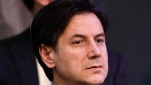 La compagna di Giuseppe Conte paparazzata al mare con la figlia (FOTO)