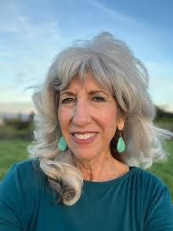 Jennifer Robin's Instagram, Twitter & Facebook