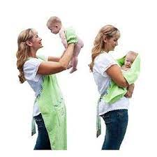These hooded towels are practical and useful baby gifts that are easy to make. 10 Baby Gifts For New Moms Baby Towel Baby Towel Apron Baby Sewing