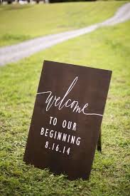 21 Signs That Make The Most Beautiful Entrance For Weddings Wooden Wedding Signs Wedding Signs Rustic Wedding Signs