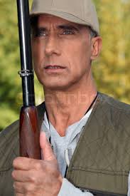 Hunter kigger ned i løbet på en pistol