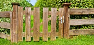 Liegt das grundstück oft im schatten, kann sich auch hier wieder unschönes moos bilden. Gartenzaun Fertig Kaufen Oder Selbst Bauen 5 Tipps Fur Das Aufstellen Eines Gartenzauns Garten Blog