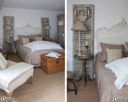 Tete De Lit Rocaille De Style Louis Xv Peinte En Blanc Gueridon Utilise En Table De Nuit Et Lampe Sur Pied Maiso Deco Chambre Ensemble De Chambre Deco Maison