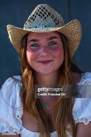 115 Making Friendship Bracelets Stock Photos, High-Res Pictures, and Images 