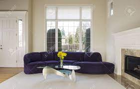 Ein sofa vor fenster mit dem rücken auszurichten, ist oft die logische entscheidung und vor allem die richtige wahl. Grosse Familie Wohnzimmer Mit Wildleder Sofa Glastisch Vor Grossen Doppelscheibe Fenster Mit Tageslicht Kommen Um Raum Lizenzfreie Fotos Bilder Und Stock Fotografie Image 17277488