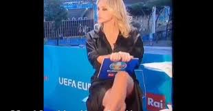 Paola ferrari ha anche taggato il profilo ufficiale della juve e aggiunto la parola @speranza. Paola Ferrari Inquadrata In Una Scena Alla Basic Instinct Lei Io Indosso L Intimo Tutelo L Igiene E Non Ho Farfalline Il Fatto Quotidiano