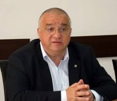 Preşedintele asociaţiei române a apei, felix stroe, lansează un semnal de alarmă, avertizând că, după 31 decembrie 2015, fiecare localitate din ţară fără sistem de alimentare cu apă va fi sancţionată, zilnic, de uniunea europeană cu amenzi cuprinse între 10.000 şi 130.000 de euro. Biografie Felix Stroe Fost Comandant De Nave De RÄƒzboi Conduce AsociaÅ£ia RomanÄƒ A Apei Europa Fm