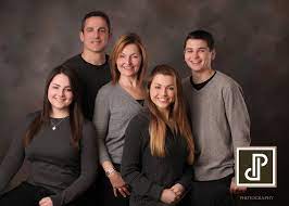 Pin By 2018ziiin On Clothing Suggestions Family Portrait Photography Poses Family Picture Poses Family Portrait Photography