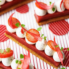 Mai Oui A La Tarte Du Mois De Mai Confit Fraise Poivre De Jamaique Gariguettes Rhubarbe Sechee Benoit Martin Nicolasbacheyre Benoitfoto Yumm Drankjes