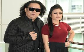 Setiap kumpulan ada 2 peserta menjadikannya kesemua 8 pasangan peserta duo star astro.teruja nak tengok program tv duo star ni. Duo Star Persembahan Sarah Terganggu Kerana Zainal Abidin Gempak