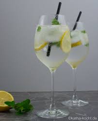 Du Mochtest Den Sommer Mit Einem Leckeren Und Einfachen Cocktail Begrussen Dann Solltest Du Meinen Gin Tonic Gin Cocktail Rezepte Gin Tonic Rezept Gin Getranke