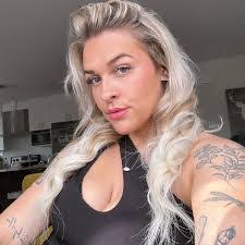 Laura Berube's Instagram, Twitter & Facebook