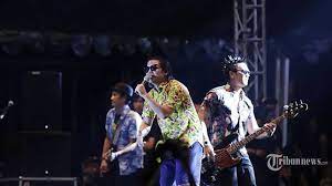 Em luka itu memang terlalu berat untukmu em terlalu keras untuk kau rasakan bm tak seperti keinginan dan harapan em yang selalu kau. Chord Gitar Lagu Mawar Hitam Tipe X Kau Mawar Hitam Harummu Kepedihan Tribunnews Com Line Today