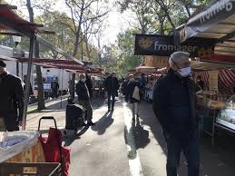 Se faire monter un burger sous une cloche en argent, confortablement installée dans une suite, en peignoir… le rêve. Chaque Matin Un Marche Different Ou Comment Voyager Pendant Le Confinement