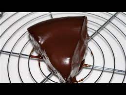 Une recette ultra simple et rapide pour un beau glaçage au chocolat, de quoi décorer ou améliorer le rendu de vos gâteaux avec une touche de chocolat en plus. Recette Facile Et Rapide Du Glacage Au Chocolat Cuisinerapide Youtube