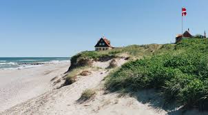 Denmark, country occupying the peninsula of jutland, which extends northward from the center of continental western europe, and an archipelago of more than 400 islands to the east of the peninsula. Schone Kusten In Danemark Mit Ferienhaus