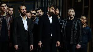 لكن النظام يختل و تكسر القواعد عن طريق مجموعة جديدة وضعت عينها على الحي. Ù…Ø³Ù„Ø³Ù„ Ø§Ù„Ø­ÙØ±Ù‡ Ø§Ù„Ù…ÙˆØ³Ù… Ø§Ù„Ø«Ø§Ù†ÙŠ Ø§Ù„Ø­Ù„Ù‚Ù‡ 2