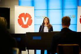 Nooshi dadgostar är ledare för vänsterpartiet sedan den 31 oktober 2020. Bxvzhefrjxgum