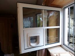 Katzenklappe Fenster Ein Spezielles Fenster An Der Einfahrt Einer Katze Katzenklappe Fenster Fenster Katzenklappe