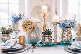 Blaue hortensie so wie das letzte grün in farbentiegeln sind diese blätter, trocken, stumpf und rauh, hinter den blütendolden, die ein blau nicht auf sich tragen, nur von doch plötzlich scheint das blau sich zu verneuen in einer von den dolden, und man sieht ein rührend blaues sich vor grünem freuen. Hochzeit Inspiration Auf Schloss Diersford In Blau Und Weiss