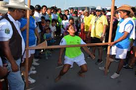 Juegos tradicionales son los juegos que desde muchísimo tiempo atrás siguen perdurando, pasando de generación en generación, siendo trasmitidos de abuelos a padres y de éstos a sus hijos y así sucesivamente, sufriendo quizás algunos cambios, pero manteniendo su esencia. El Telegrafo Juegos Ancestrales Unieron A 5 Etnias