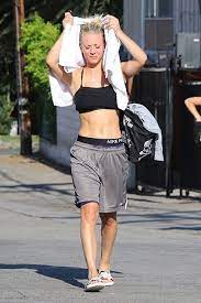 A Sweaty Kaley Cuoco Shows Off Her Rock Hard Abs Entertainment Tonight