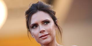 Victoria Beckham pone color a su vida (y a su look)