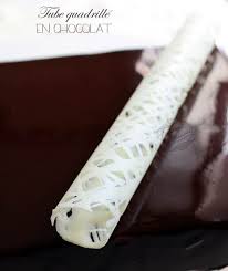 Decor En Chocolat Le Tube Quadrille Chocolat Decoration Chocolat Deco Chocolat