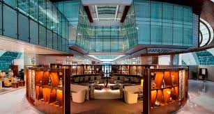 The emirates 380 business class seats have a width of 18.5 inches, which is half an inch wider than the there are actually 8 seats across in emirates business class and not 4 seats as shown. Neue Emirates Business Class Lounge Dubai De
