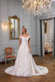 Der tag der hochzeit ist ein ganz neben weißen und cremefarbenen brautkleidern werden auch die braunen modelle immer beliebter. Aktuelle Brautmoden Kollektion Von Amelie Mein Hochzeits Ratgeber