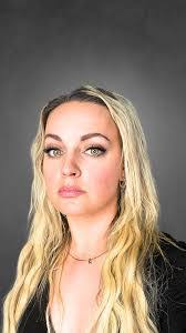 Amanda Kingston's Instagram, Twitter & Facebook