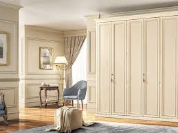 Armadio guardaroba 6 ante con ante specchio classico o bronzato, disponibile a richiesta anche con ante legno e personalizzabile con l'aggiunta di vari accessori interni. Armadio Classico Armadio A 6 Ante Mod Leonardo Patinato Avorio In Promo Sconto Del 55