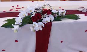 Centre De Table Roses Rouges Et Orchidees Deco Mariage Fait Main Decoration Table Mariage Table Mariage Orchidee