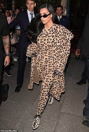 Kim Kardashian Makes A Bold Statement In 10k Leopard Print Outfit Kim Kardashian Kardashian Moda