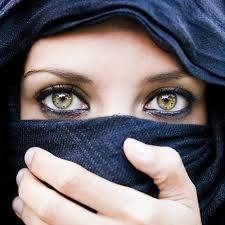 verse i: am dm e cukup disini perjalanan kita am dm e menghukum diri mendera hati dm e ini. Tergantung Sepi Tergantung Sepi Kopi Hijau Kuning