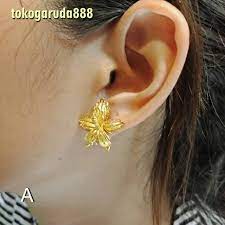 Gunakan anting model slight drop atau anting soft curve. 875 Anting Model Jepit Dan Paku Duduk Stud Model Bunga Kendari Emas Asli Kadar Shopee Indonesia