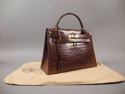 Avec le carré en soie, le sac kelly d'hermès est l'un des accessoires les plus cultes de la marque, à l'image du birkin par exemple. Expertises Et Estimations Hermes