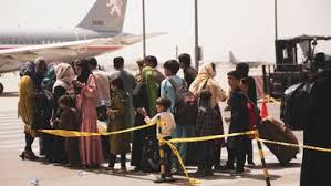 Embassador has departed for the airport, taking the embassy's flag with him, according to media reports. Afghanistan Flughafen Kabul Ansturm Halt Trotz Schussen An