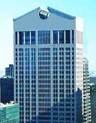 Étagère en bois avec supports métalliques. The Lexicon