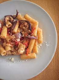 Io adoro i primi piatti con le verdure, soprattutto quando gli ingredienti principali sono melanzane e/o zucchine.volendo potete apportare delle varianti, ad esempio evitando la zucchina a crudo, se non vi piace, o evitando il pomodoro se la preferite in bianco. Pasta Con Le Melanzane Light Lady Pepper